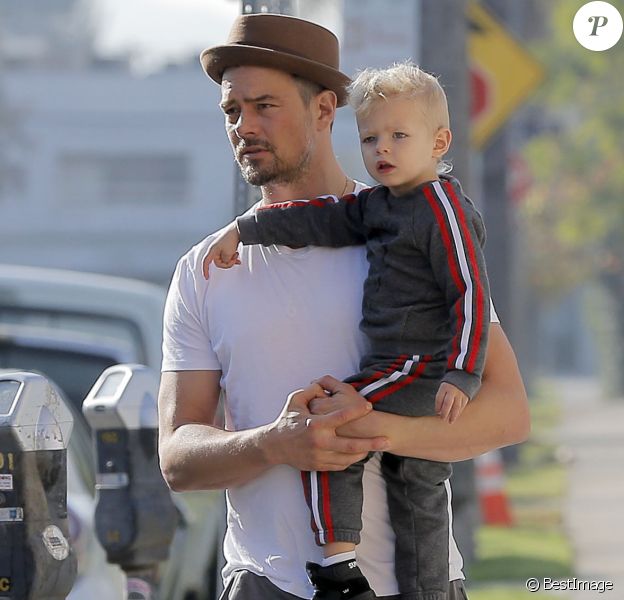 Exclusif - L'acteur Josh Duhamel se promène avec son fils Axl à Brentwood le 17 janvier 2016.