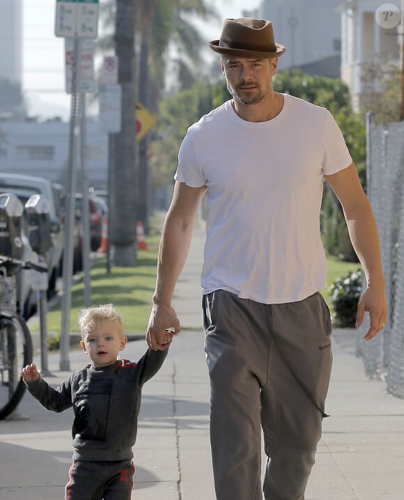 Exclusif - L'acteur Josh Duhamel se promène avec son fils Axl à Brentwood le 17 janvier 2016.