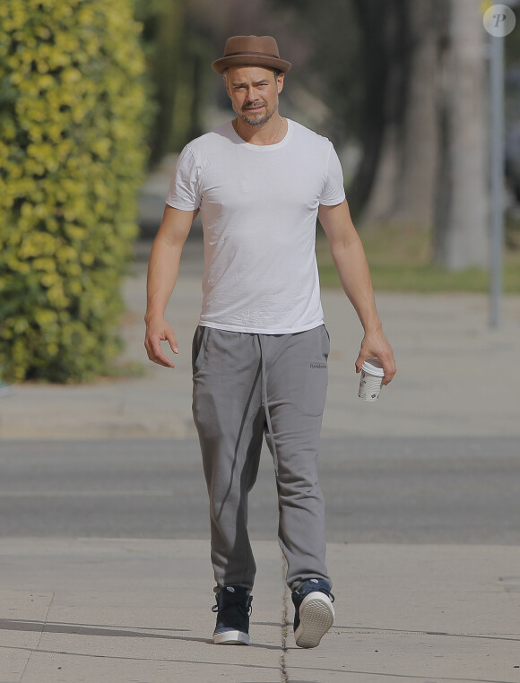 Exclusif - L'acteur Josh Duhamel se promène avec son fils Axl à Brentwood le 17 janvier 2016.