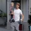Exclusif - L'acteur Josh Duhamel se promène avec son fils Axl à Brentwood le 17 janvier 2016.