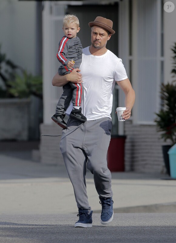 Exclusif - L'acteur Josh Duhamel se promène avec son fils Axl à Brentwood le 17 janvier 2016.