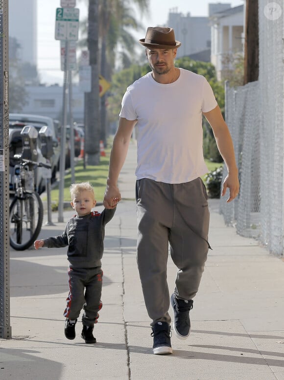 Exclusif - L'acteur Josh Duhamel se promène avec son fils Axl à Brentwood le 17 janvier 2016.