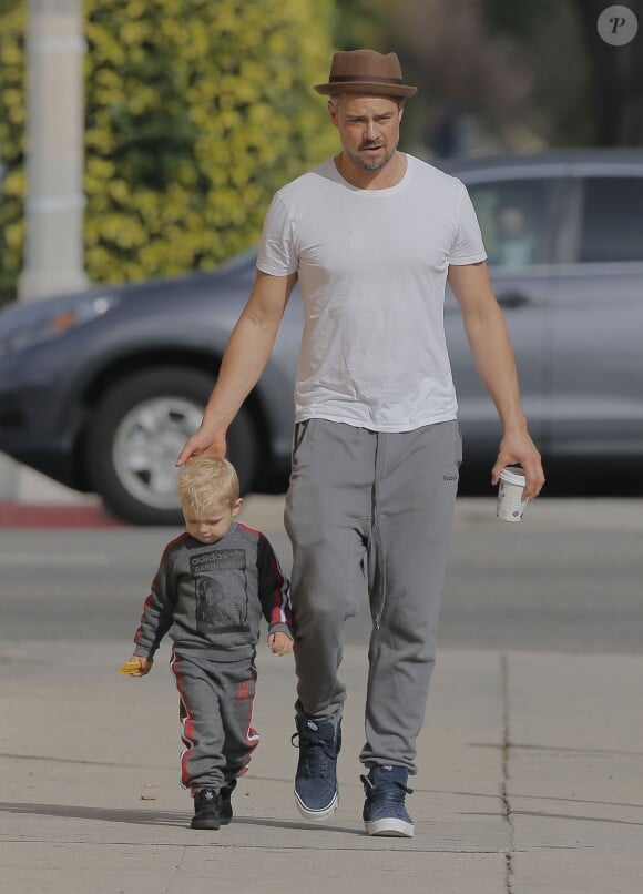 Exclusif - L'acteur Josh Duhamel se promène avec son fils Axl à Brentwood le 17 janvier 2016.