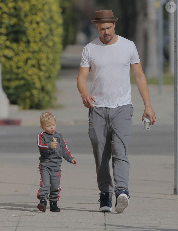 Exclusif - L'acteur Josh Duhamel se promène avec son fils Axl à Brentwood le 17 janvier 2016.