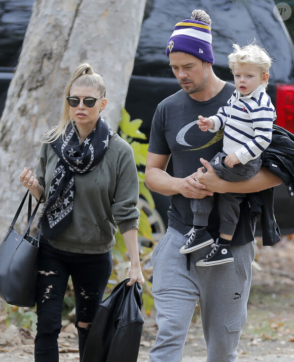 Fergie et son mari Josh Duhamel emmènent leur fils Axl s'amuser au parc à Brentwood, le 14 janvier 2016