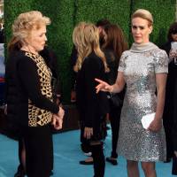 Sarah Paulson, 41 ans, et Holland Taylor, 73 ans, amoureuses sur le tapis rouge