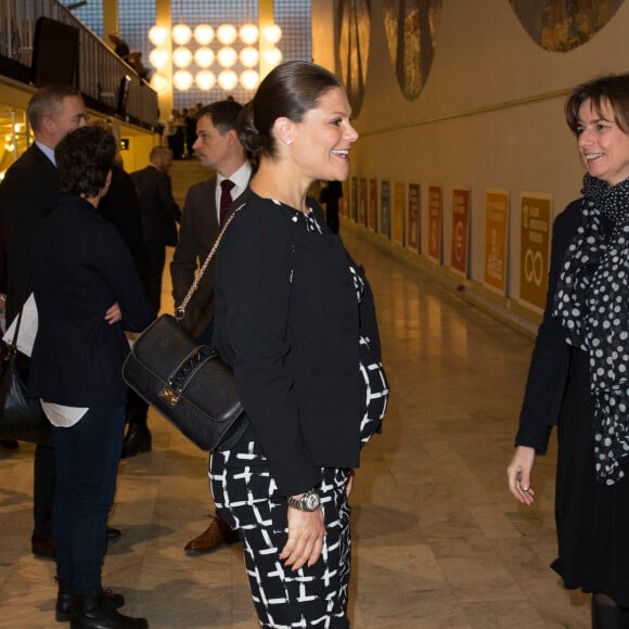 La princesse Victoria de Suède, enceinte de sept mois, a participé le 18 janvier 2016 à Stockholm à la conférence Agenda 2030 sur le développement durable.