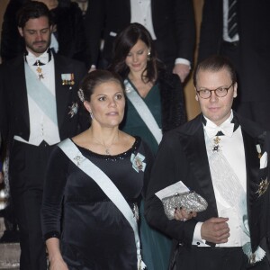 La princesse Victoria de Suède, enceinte, et le prince Daniel le 20 décembre 2015 au gala annuel de l'Académie royale suédoise, à Stockholm.