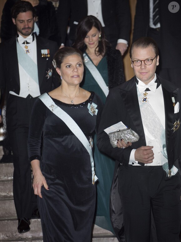 La princesse Victoria de Suède, enceinte, et le prince Daniel le 20 décembre 2015 au gala annuel de l'Académie royale suédoise, à Stockholm.