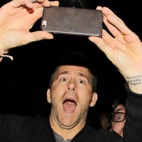Ryan Reynolds prend un selfie lors d'une projection privée de Deadpool à New York le 18 janvier 2016.