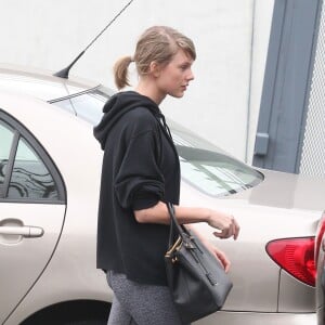 Taylor Swift (sans maquillage) et Selena Gomez (de dos) quittent leur cours de gym à West Hollywood le 18 janvier 2016.