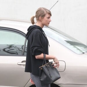 Taylor Swift (sans maquillage) et Selena Gomez (de dos) quittent leur cours de gym à West Hollywood le 18 janvier 2016