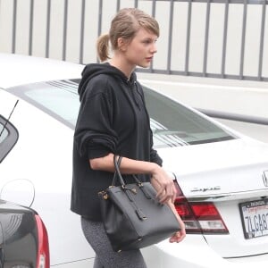 Taylor Swift (sans maquillage) et Selena Gomez (de dos) quittent leur cours de gym à West Hollywood le 18 janvier 2016.