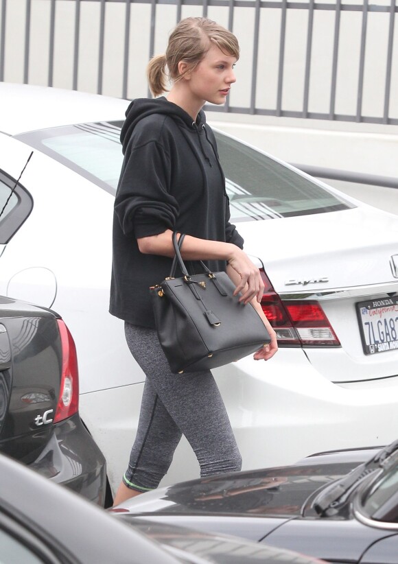 Taylor Swift (sans maquillage) et Selena Gomez (de dos) quittent leur cours de gym à West Hollywood le 18 janvier 2016.