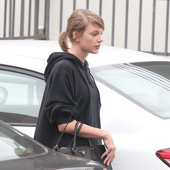 Taylor Swift (sans maquillage) et Selena Gomez (de dos) quittent leur cours de gym à West Hollywood le 18 janvier 2016.