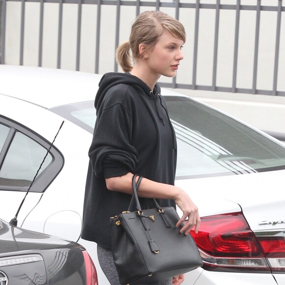 Taylor Swift (sans maquillage) et Selena Gomez (de dos) quittent leur cours de gym à West Hollywood le 18 janvier 2016.