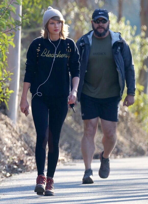 Exclusif - Taylor Swift fait de la randonnée avec son garde du corps à Los Angeles, le 30 décembre 2015.