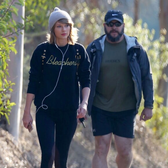 Exclusif - Taylor Swift fait de la randonnée avec son garde du corps à Los Angeles, le 30 décembre 2015.