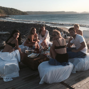 Selena Gomez passe le nouvel an sur la plage avec Samuel Krost et des amis. Photo publiée sur Instagram, le 1er janvier 2016.