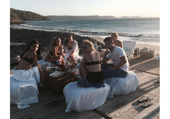 Selena Gomez passe le nouvel an sur la plage avec Samuel Krost et des amis. Photo publiée sur Instagram, le 1er janvier 2016.