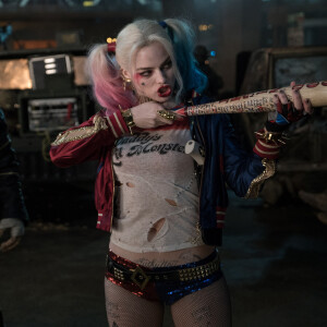 Adewale Akinnuoye-Agbaje et Margot Robbie dans Suicide Squad
