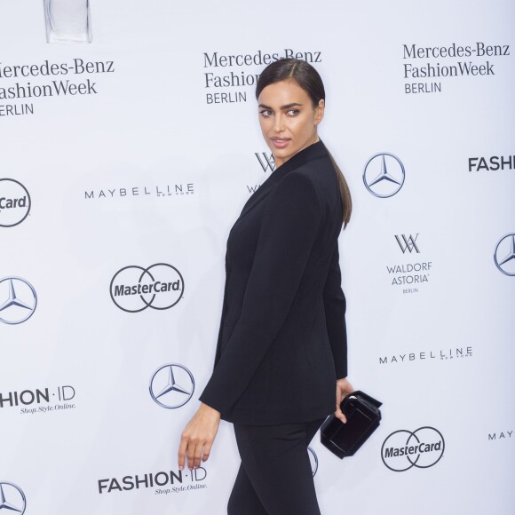 Irina Shayk assiste au défilé Marc Cain (collection automne-hiver 2016-2017) à Berlin. Le 19 janvier 2016.