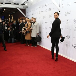 Irina Shayk assiste au défilé Marc Cain (collection automne-hiver 2016-2017) à Berlin. Le 19 janvier 2016.
