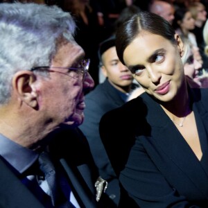 Le top model Irina Shayk et Helmut Schlotterer (fondateur de la marque Marc Cain) assistent au défilé Marc Cain (collection automne-hiver 2016-2017) à Berlin. Le 19 janvier 2016.