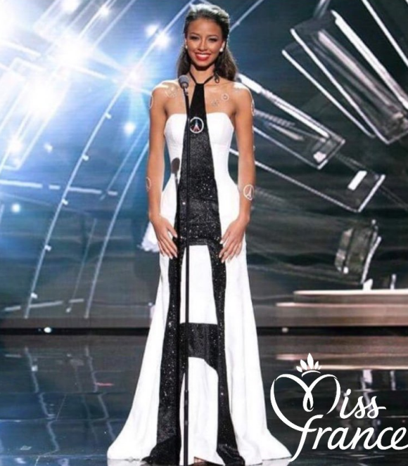 Flora Coquerel, Miss France 2014, aux Etats-Unis pour le concours Miss Univers 2016. Le comité Miss France a dévoilé sur son compte Twitter la robe hommage aux victimes des attentats de Paris. Décembre 2015.