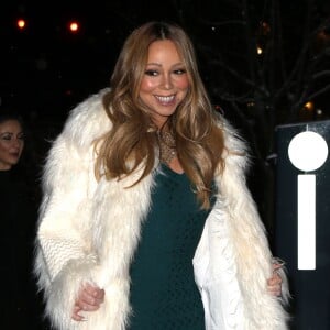 Exclusif - Mariah Carey sort d'un dîner au restaurant Matsuhisa avec son compagnon James Packer (non photographié) et des amis à Aspen le 22 décembre 2015. A la sortie, Mariah Carey pose volontiers pour les photographes et affiche ainsi sa taille de guêpe retrouvée.