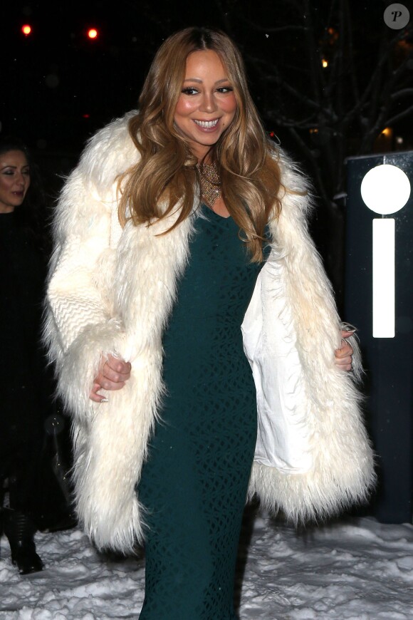 Exclusif - Mariah Carey sort d'un dîner au restaurant Matsuhisa avec son compagnon James Packer (non photographié) et des amis à Aspen le 22 décembre 2015. A la sortie, Mariah Carey pose volontiers pour les photographes et affiche ainsi sa taille de guêpe retrouvée.