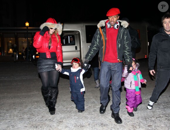 Mariah Carey, Moroccan Cannon, Nick Cannon, Monroe Cannon - Mariah Carey, son mari Nick Cannon et leurs jumeaux Moroccan et Monroe sortent se promener a Aspen, le 23 decembre 2013 ou ils passent quelques jours.