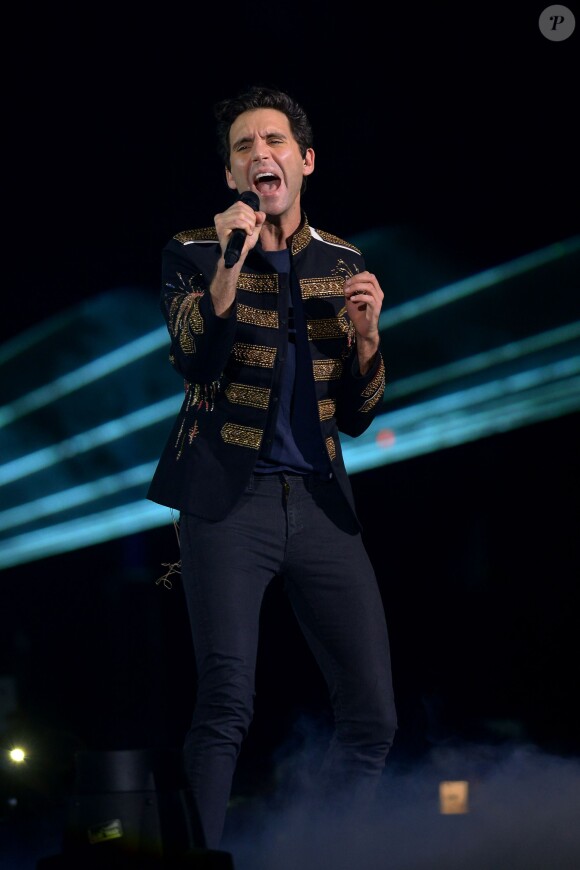 Mika sur le plateau de l'émission "X Factor" à Milan en Italie le 10 décembre 2015.