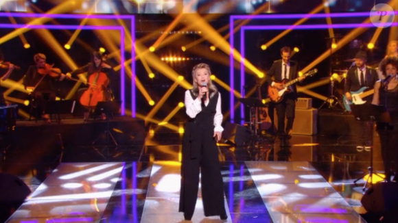 La chanteuse Sheila interprète Loin d'ici pour Le Grand Show en hommage à Michel Delpech, samedi 23 janvier 2016 sur France 2