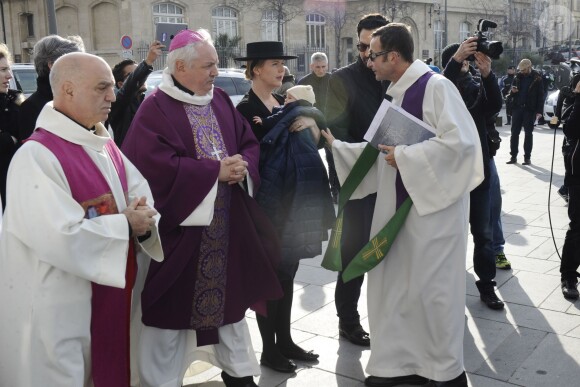 Les membres de la famille accueillis aux obsèques d'Edmonde Charles-Roux en la cathédrale de la Major (Sainte-Marie-Majeure) à Marseille le 23 janvier 2016.