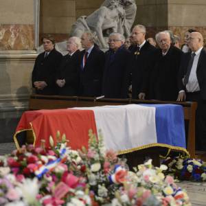 Bernard Tapie, Jean-Claude Gaudin ou encore Michel Sapin faisaient partie des personnalités qui ont assisté aux obsèques d'Edmonde Charles-Roux en la cathédrale de la Major (Sainte-Marie-Majeure) à Marseille le 23 janvier 2016.