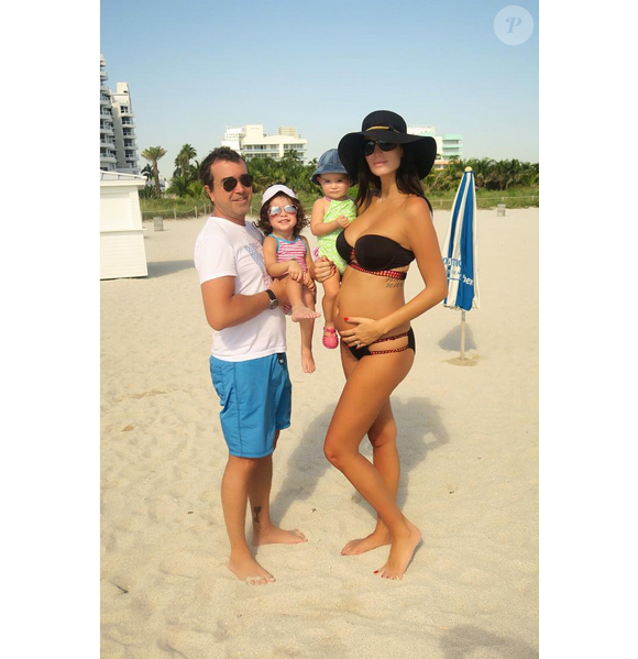 Arnaud Lagardère, Jade Foret et leurs deux filles profitent d'une sortie à la plage, en octobre 2015.