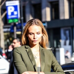 Natasha Poly pose pour un shooting photo près de l'hôtel Geroge V à Paris le 25 janvier 2016.