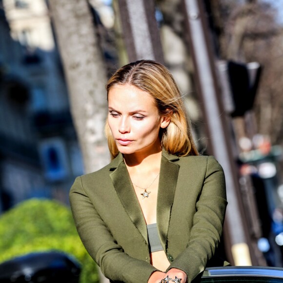 Natasha Poly pose pour un shooting photo près de l'hôtel Geroge V à Paris le 25 janvier 2016.