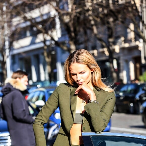 Natasha Poly pose pour un shooting photo près de l'hôtel Geroge V à Paris le 25 janvier 2016.