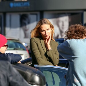 Natasha Poly pose pour un shooting photo près de l'hôtel Geroge V à Paris le 25 janvier 2016.