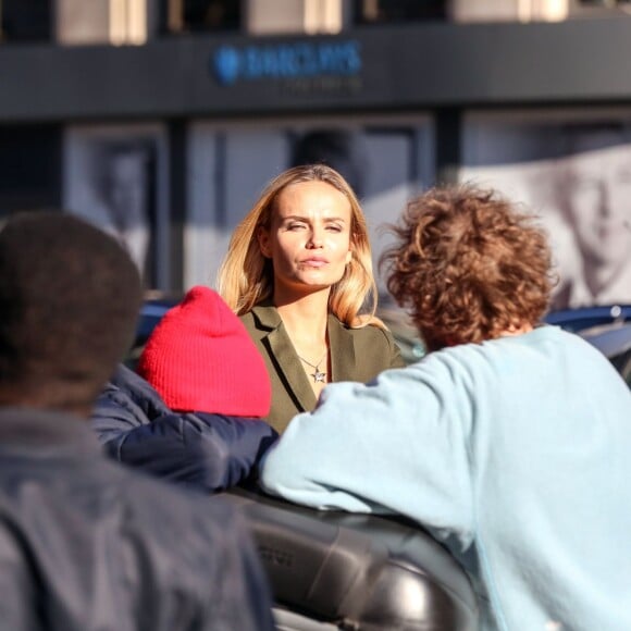 Natasha Poly pose pour un shooting photo près de l'hôtel Geroge V à Paris le 25 janvier 2016.