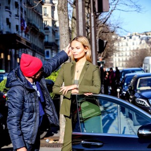 Natasha Poly pose pour un shooting photo près de l'hôtel Geroge V à Paris le 25 janvier 2016.
