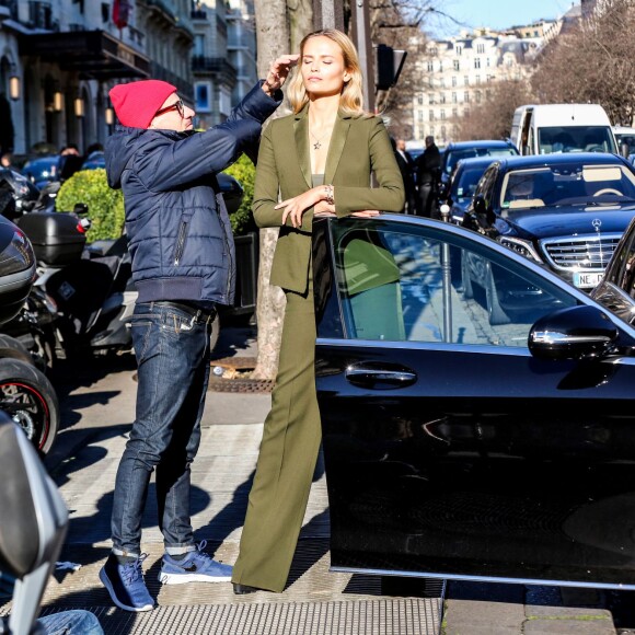 Natasha Poly pose pour un shooting photo près de l'hôtel Geroge V à Paris le 25 janvier 2016.