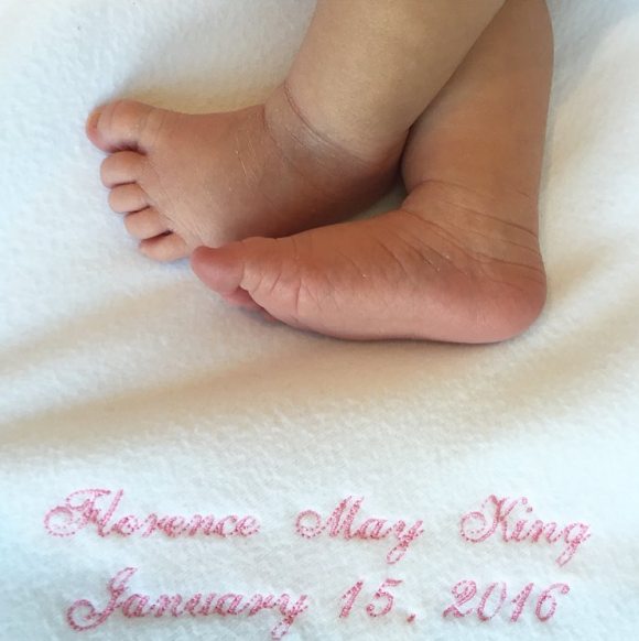 La petite Florence May King est née le 15 janvier 2016. Ses parents Candice Accola et Joe King sont sur un petit nuage.