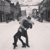Candice Accola (The Vampire Diaries) et Joe King du groupe The Fray réalisant un de leurs fameux ''dips'' à Georgetown, photo Instagram, 2015. Le couple a annoncé le 31 août 2015 attendre son premier enfant.