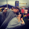 Candice Accola (The Vampire Diaries) et Joe King du groupe The Fray réalisant un de leurs fameux ''dips'' en festival, photo Instagram, 2015. Le couple a annoncé le 31 août 2015 attendre son premier enfant.