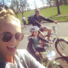 Candice Accola (The Vampire Diaries) et Joe King à vélo en famille, photo Instagram, 2015. Le couple a annoncé le 31 août 2015 attendre son premier enfant.