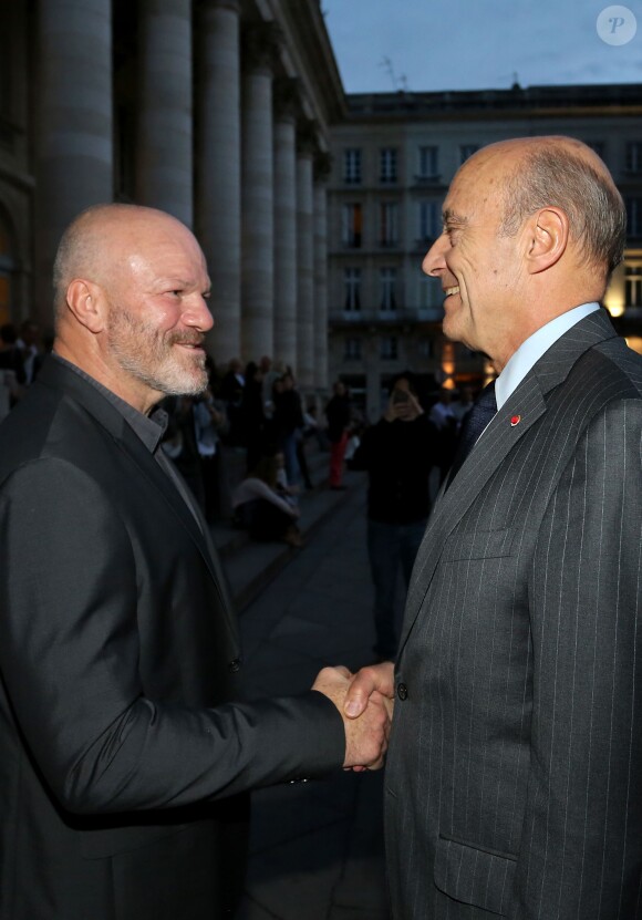 Philippe Etchebest inaugure son restaurant "Le Quatrième mur" en présence d'Alain Juppé sous les galeries de l'Opéra de Bordeaux, le 5 octobre 2015.