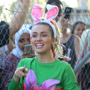 Miley Cyrus porte des oreilles de lapin à son arrivée sur le plateau de l'émission "Jimmy Kimmel Live!" à Hollywood, le 26 août 2015.